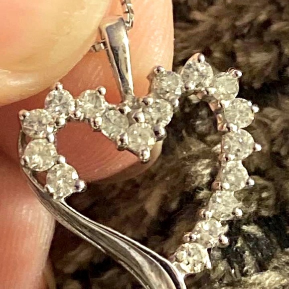 14K White Gold Diamond Heart Pendant & Chain - Picture 1 of 3